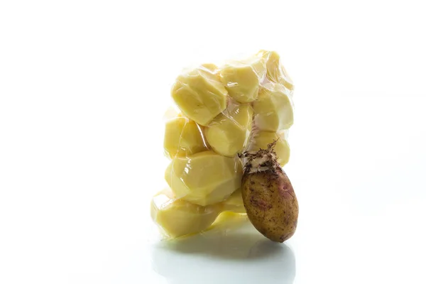 Batatas Descascadas Fechadas Saco Vácuo Batatas Velhas Brotadas Fundo Branco — Fotografia de Stock