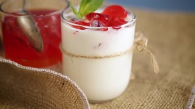 Meyve jöleli ev yapımı tatlı yoğurt.