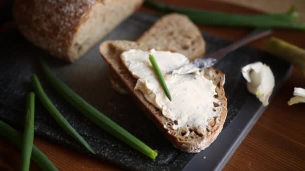 Hausgemachtes Buchweizenbrot mit Knoblauchkäseaufstrich — Stockvideo