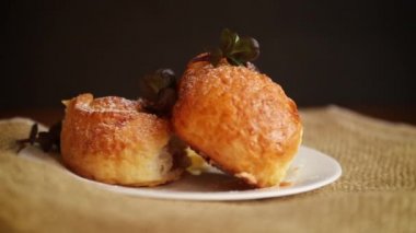 Reçelli tatlı kıvırcık çörek, pudra şekerli kuru üzüm.