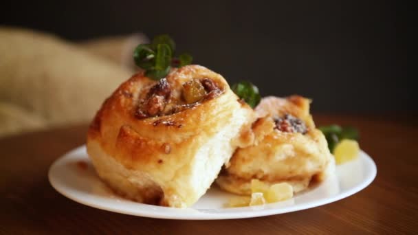 Pan rizado dulce con mermelada, pasas en azúcar en polvo — Vídeos de Stock