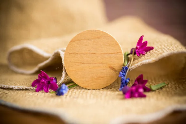 Hermoso Ramo Flores Primavera Arpillera Gruesa Estilo Rústico — Foto de Stock