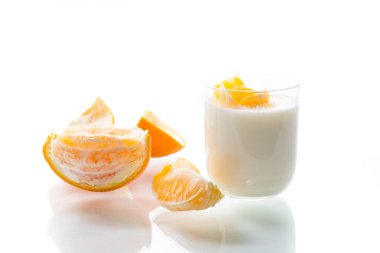 Beyaz arka planda portakallı ev yapımı tatlı yoğurt.