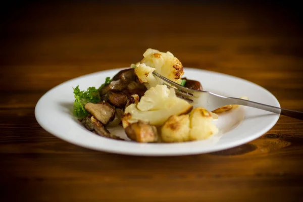 Fried Cauliflower Wild Porcini Mushrooms Onions Plate Wooden Table — Stock Photo, Image