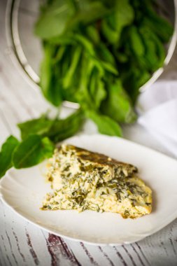 Yumurtalı omlet, içinde körili yumurta, ahşap bir masanın üstünde..