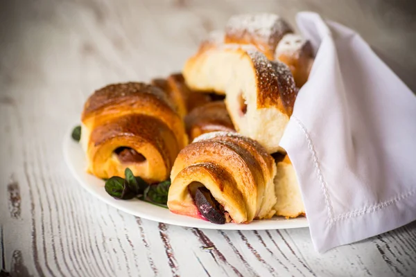 Bakade Söta Hemmagjorda Bullar Med Plommon Inuti Ett Träbord — Stockfoto