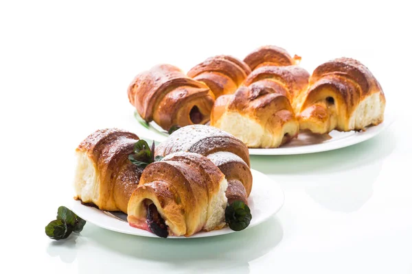 Gebakken Zoete Zelfgemaakte Broodjes Met Pruim Binnen Geïsoleerd Witte Achtergrond — Stockfoto