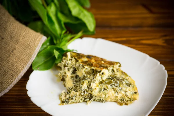 Frittata Uova Fritte Con Acetosa Primaverile All Interno Tavolo Legno — Foto Stock