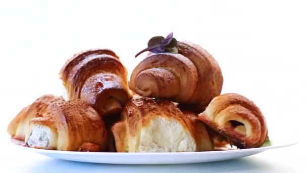 Ψημένα γλυκά σπιτικά ψωμάκια με δαμάσκηνο μέσα — Αρχείο Βίντεο