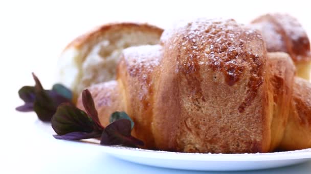 Bollos caseros dulces horneados con ciruela en el interior — Vídeos de Stock