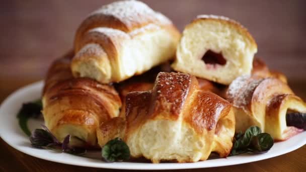 Bollos caseros dulces horneados con ciruela en el interior — Vídeos de Stock