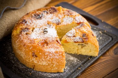 Kurutulmuş kayısı ve fındıkla birlikte ahşap bir masada pişmiş tatlı bisküvi.