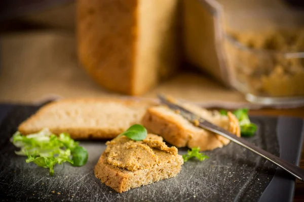 Hausgemachte Fleischpastete Mit Hausgemachtem Brot Auf Einem Holztisch — Stockfoto