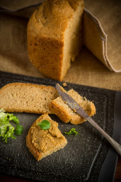 Pato Carne Caseiro Com Pão Caseiro Uma Mesa Madeira — Fotografia de Stock