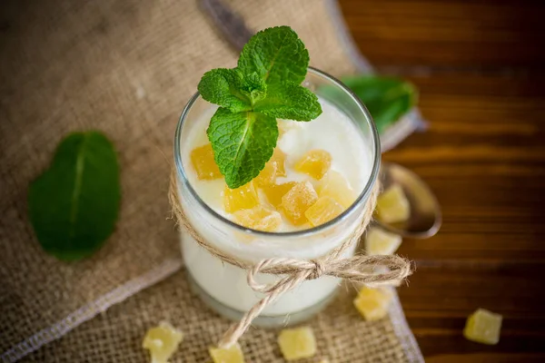 Słodki Jogurt Domowej Roboty Kandyzowanymi Owocami Szklance Drewnianym Stole — Zdjęcie stockowe