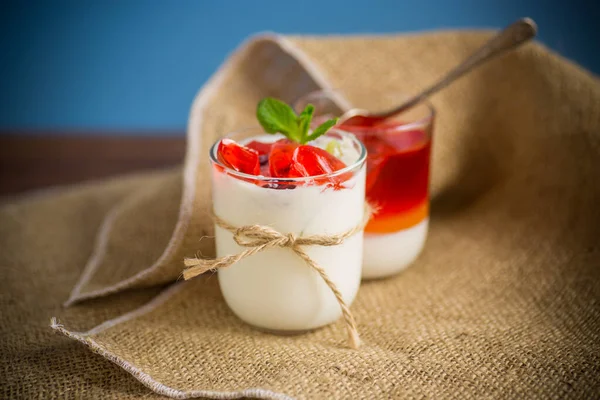 Hemgjord Söt Yoghurt Med Frukt Gelé Bitar Ett Glas — Stockfoto