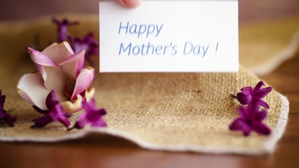Beau bouquet de fleurs de printemps avec félicitations pour la mère — Video