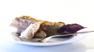 Baharatlı, baharatlı, fırında pişmiş balık