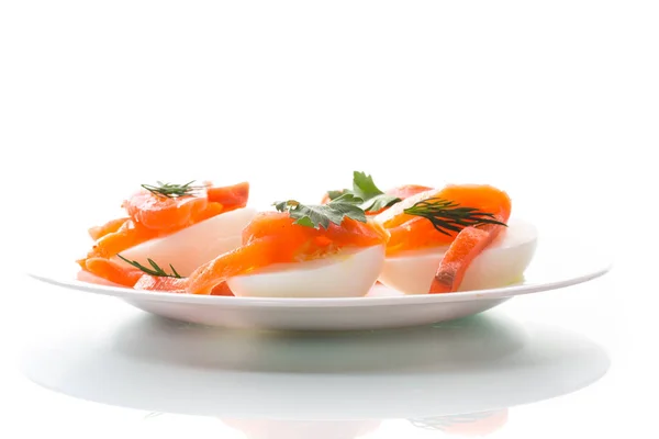 Helften Van Gekookte Eieren Met Stukjes Gezouten Zalm Geïsoleerd Witte — Stockfoto