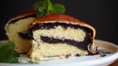 İçinde haşhaş tohumları olan ahşap bir masada yuvarlan..