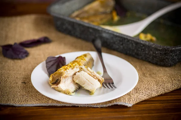 Peixe Assado Forno Com Temperos Temperos Uma Chapa — Fotografia de Stock