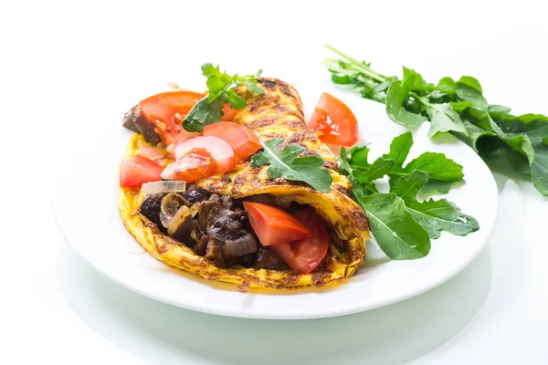 Spiegelei Omelett Mit Waldpilzen Und Tomaten Auf Einem Weißen Teller — Stockfoto