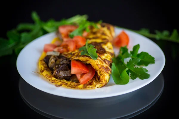 Omelete Ovo Frito Com Cogumelos Selvagens Tomates Sobre Fundo Preto — Fotografia de Stock