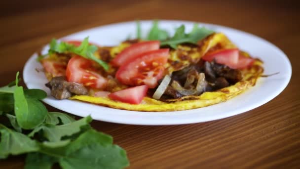 Omelete de ovo frito com cogumelos selvagens e tomates — Vídeo de Stock