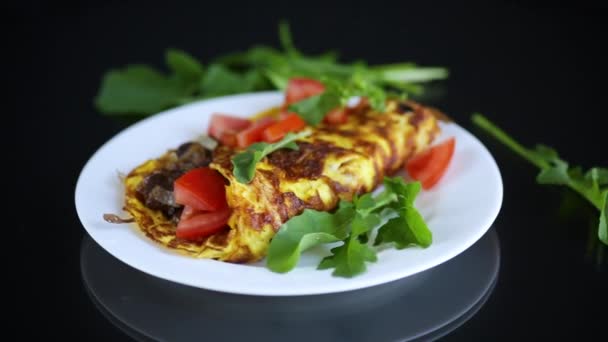 Omelette aux oeufs frits aux champignons sauvages et tomates — Video