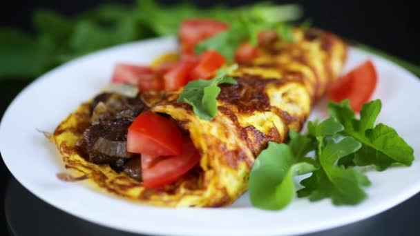 Fried egg omelet with wild mushrooms and tomatoes — Stock Video