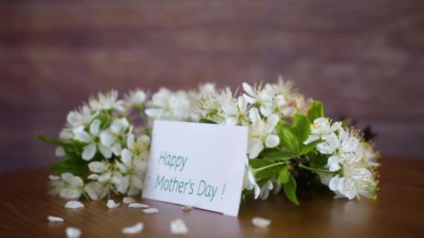 Wenskaart voor moeder en bloeiende lentetak met bloemen — Stockvideo