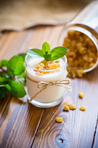 Zoete Zelfgemaakte Yoghurt Met Rozijnen Een Glas Een Houten Tafel — Stockfoto