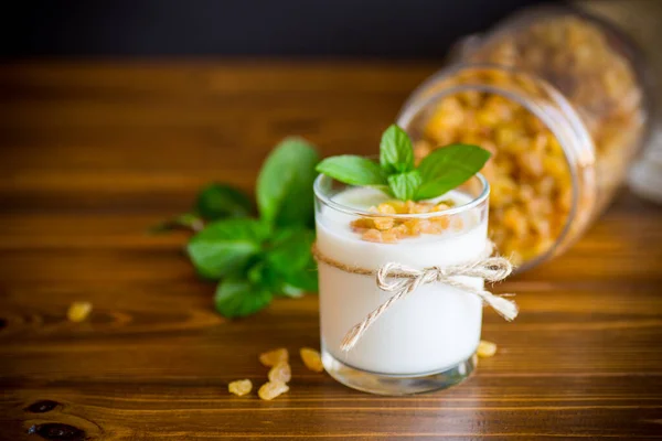 Süßer Hausgemachter Joghurt Mit Rosinen Glas Auf Einem Holztisch — Stockfoto