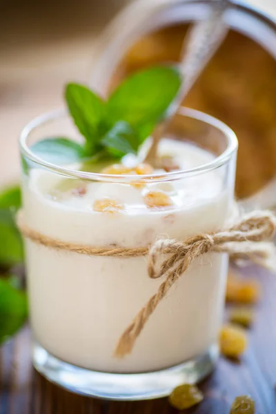 Sweet Homemade Yogurt Raisins Glass Wooden Table — Stock Photo, Image