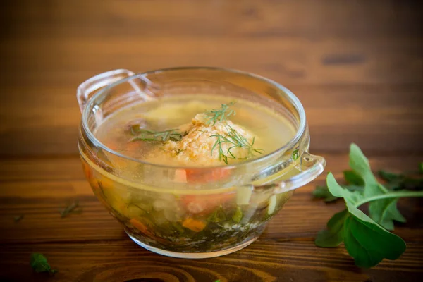 Frische Heiße Suppe Mit Hühnerfrikadellen Und Gemüse Einem Teller Auf — Stockfoto