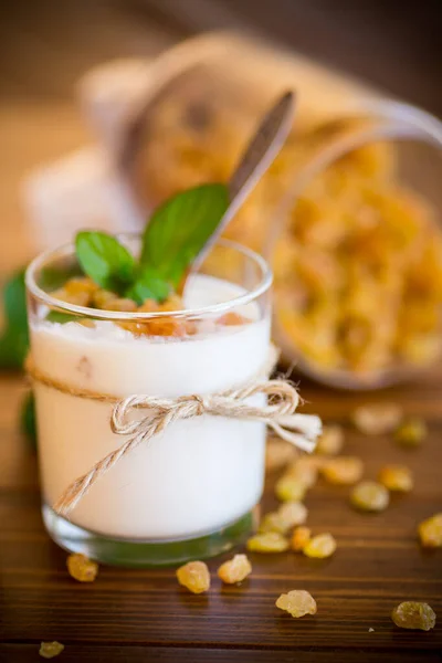 Yogurt Dolce Fatto Casa Con Uvetta Bicchiere Tavolo Legno — Foto Stock