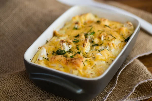 Gebakken Bloemkool Met Kipfilet Groenten Belegd Met Kaas Een Keramische — Stockfoto