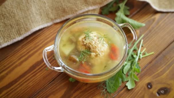 Sup panas segar dengan bakso ayam dan sayuran dalam piring — Stok Video