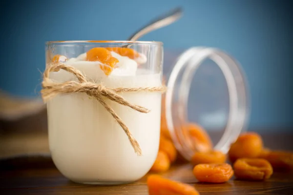 Yogurt Dulce Casero Vaso Con Albaricoques Secos Sobre Una Mesa —  Fotos de Stock