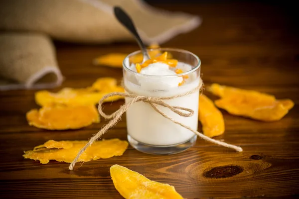 Hemgjord Söt Yoghurt Ett Glas Med Mango Ett Träbord — Stockfoto
