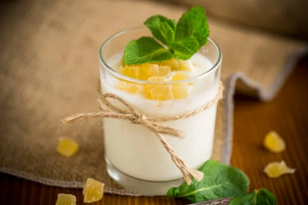 甜的自制酸奶 在木制桌子上的杯子里放着糖果糖 — 图库照片