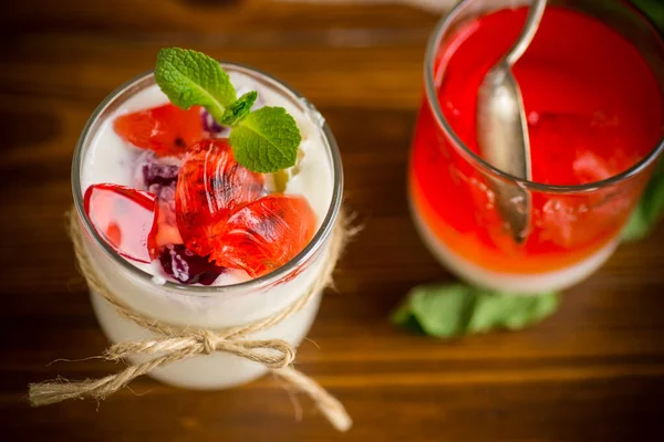 Yaourt Sucré Maison Avec Des Morceaux Gelée Fruits Dans Verre — Photo