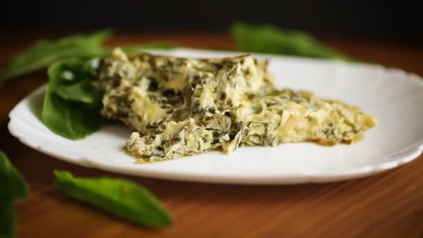 Fried egg omelet with spring sorrel inside — Stock Video