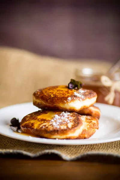 Tortitas Requesón Fritas Dulces Con Mermelada Plato Sobre Una Mesa —  Fotos de Stock