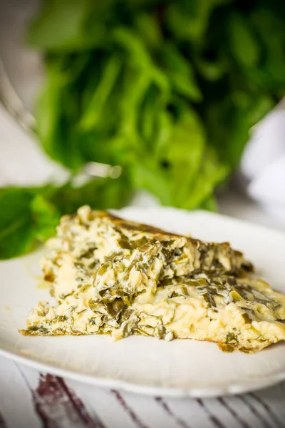 Spiegelei Omelett Mit Sauerampfer Drinnen Auf Einem Holztisch — Stockfoto