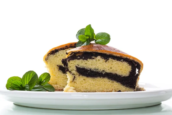 甜甜的糕点 用罂粟籽滚在白色的背景上 — 图库照片