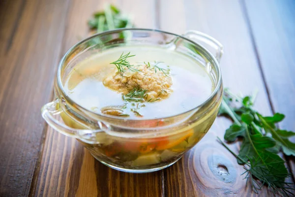 Frische Heiße Suppe Mit Hühnerfrikadellen Und Gemüse Einem Teller Auf — Stockfoto