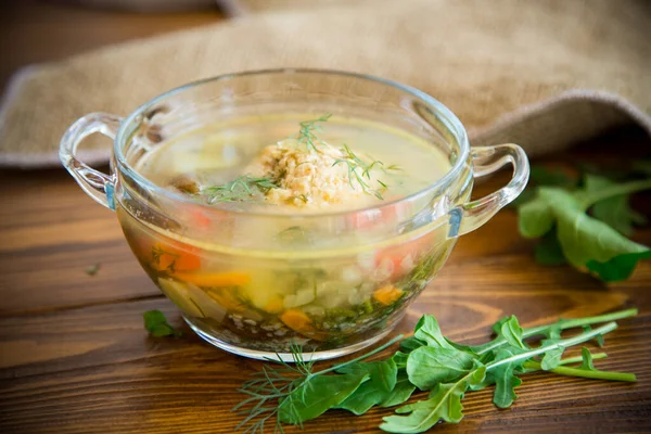 新鮮なチキンミートボールと野菜のスープ木のテーブルの上のプレートに — ストック写真