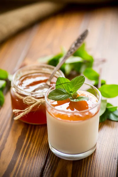 Yogurt Fatto Casa Bicchiere Con Marmellata Tavolo Legno — Foto Stock