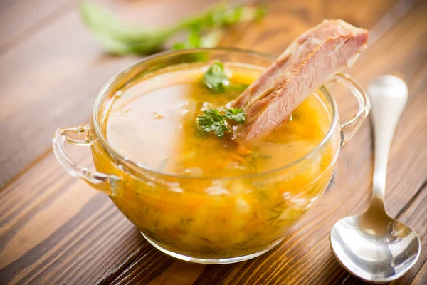 Sopa Guisantes Cocidos Con Costillas Ahumadas Plato Sobre Una Mesa —  Fotos de Stock